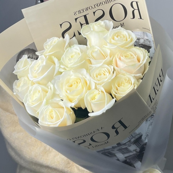 15 белых роз в стильной упаковке